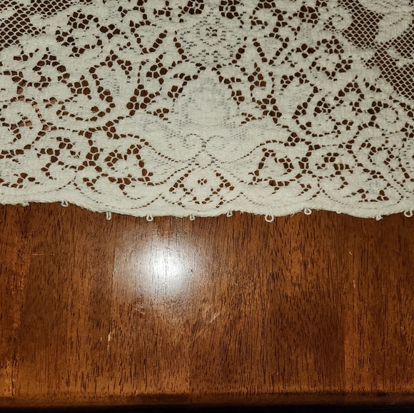 Vintage Ivory Lace Tablecloth by Quaker - Picture 8 of 13